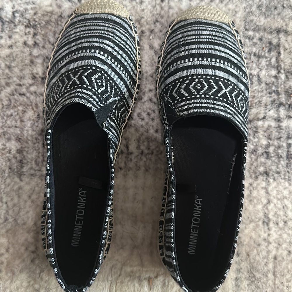 Minnetonka casual flats Like new